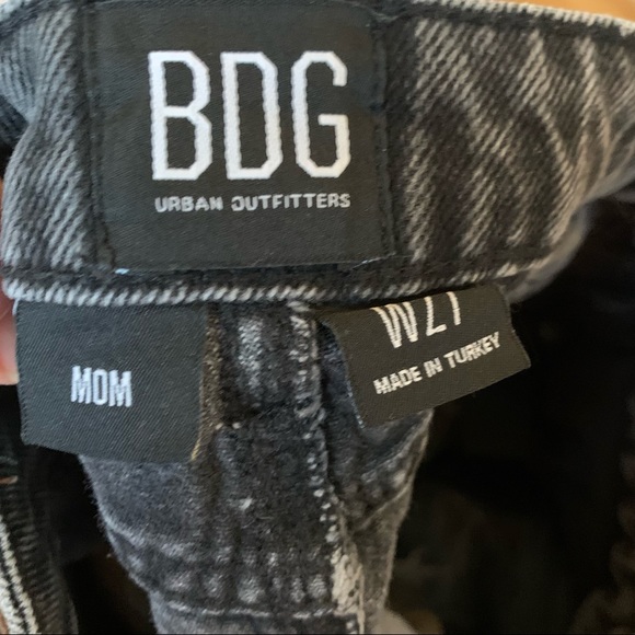 SOLD BDG High Rise Washed Black Denim Mom Shorts Sz 27 - Picture 3 of 11